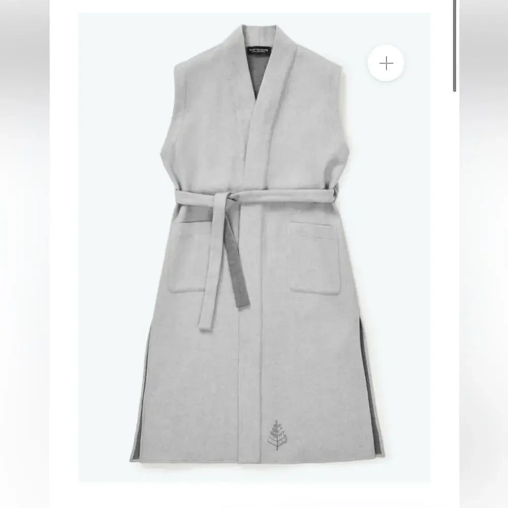 NWOT $600 Four Seasons Wool Resort Robe - Picture 4 of 8